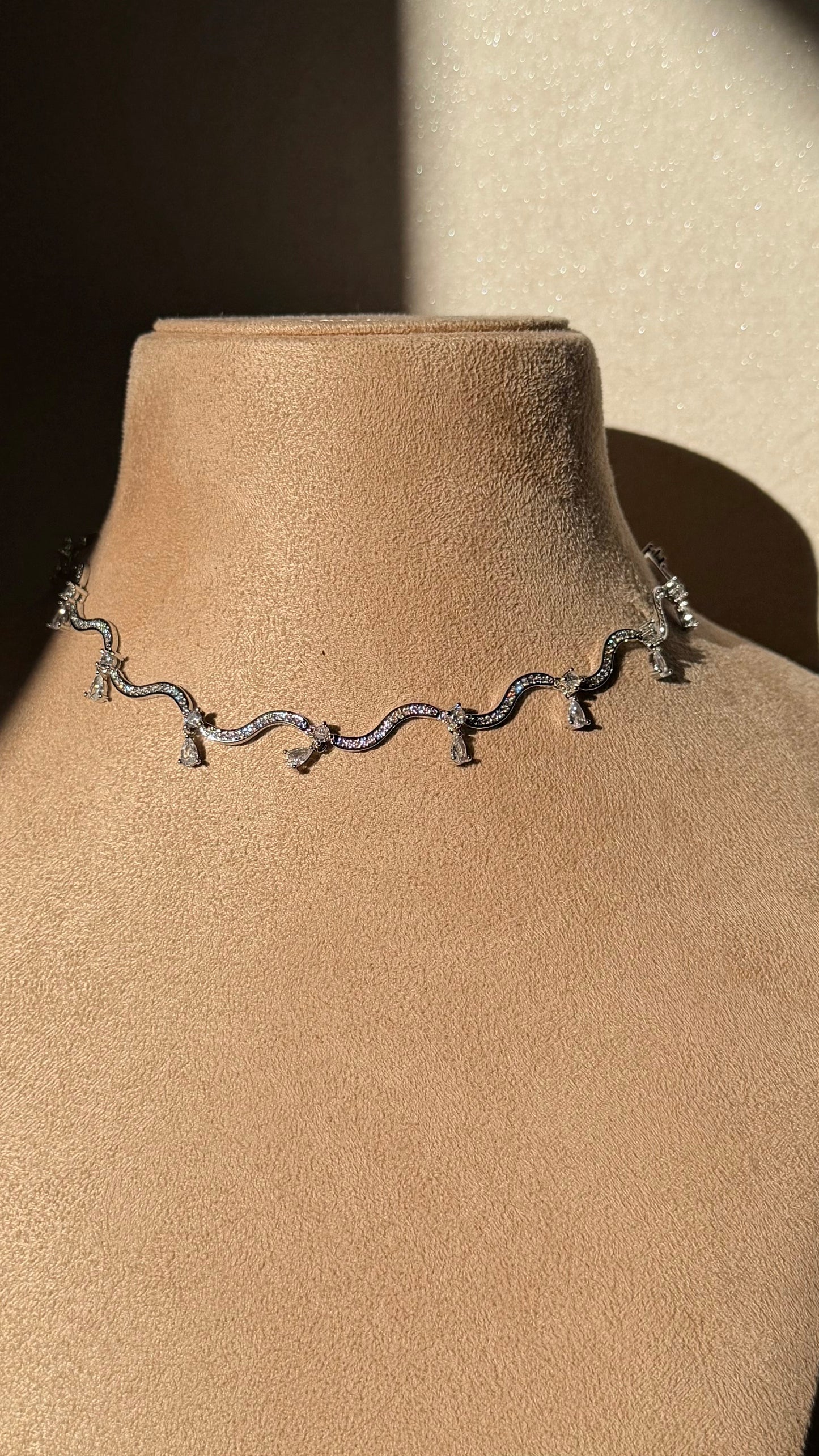 White wave choker